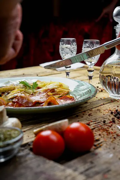 Kızarmış pastırmalı adam, patatesli mantar krep ve votka.