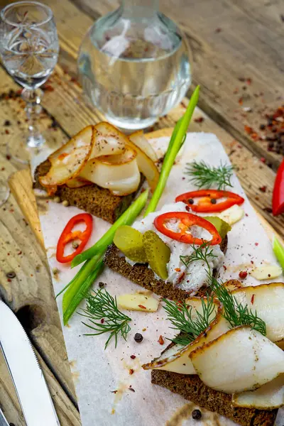  Domuz yağlı ekmek, hardal, kırmızı biber ve votka.