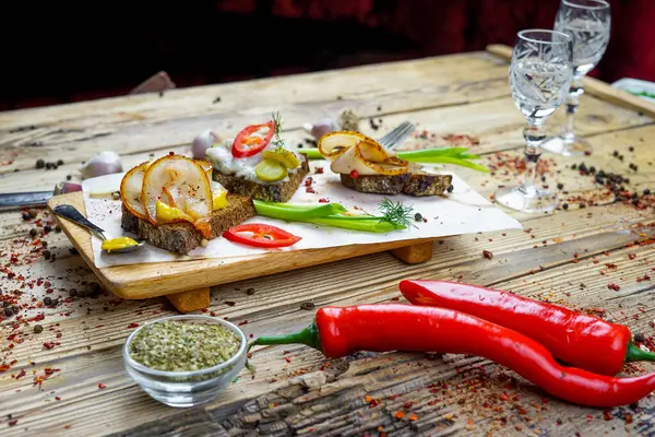  Domuz yağlı ekmek, hardal, kırmızı biber ve votka.