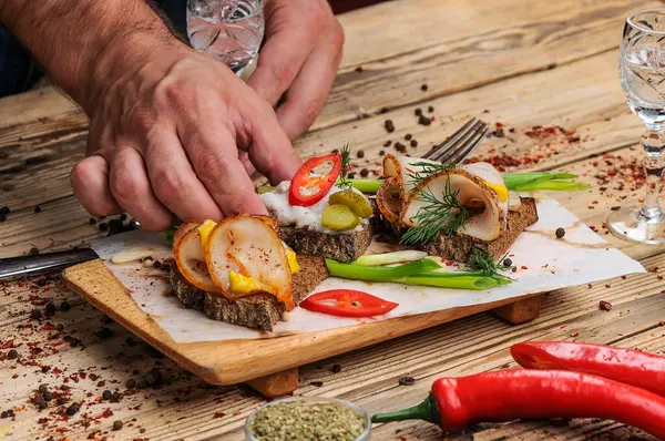 Domuz yağlı, hardallı ve soğanlı eller