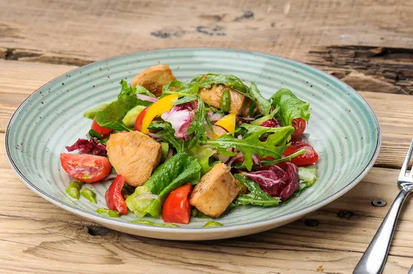 Izgara tavuk fileto, sebze salatası ve şarap.