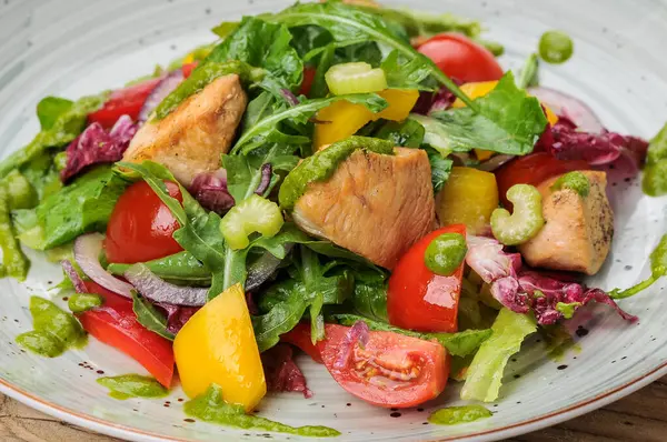 Izgara tavuk fileto, sebze salatası ve şarap.