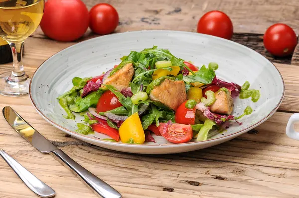 Izgara tavuk fileto, sebze salatası ve şarap.