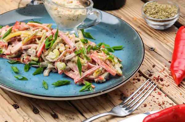  Jambonlu taze salata, soğan, salatalık ve olivier. 