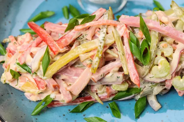  Jambonlu taze salata, soğan, salatalık ve olivier. 