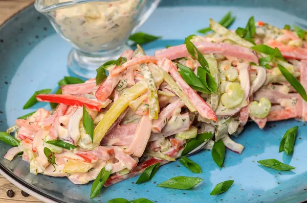  Jambonlu taze salata, soğan, salatalık ve olivier. 