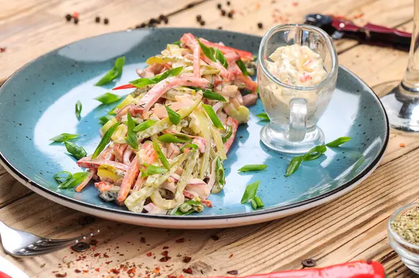  Jambonlu taze salata, soğan, salatalık ve olivier. 