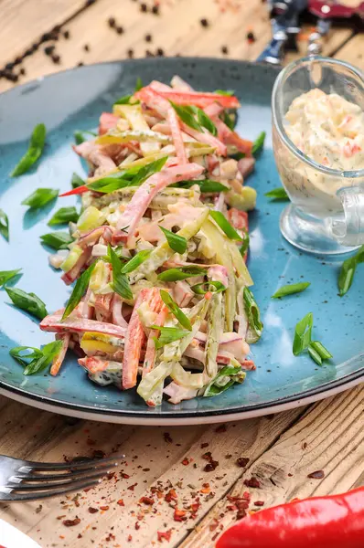  Jambonlu taze salata, soğan, salatalık ve olivier. 