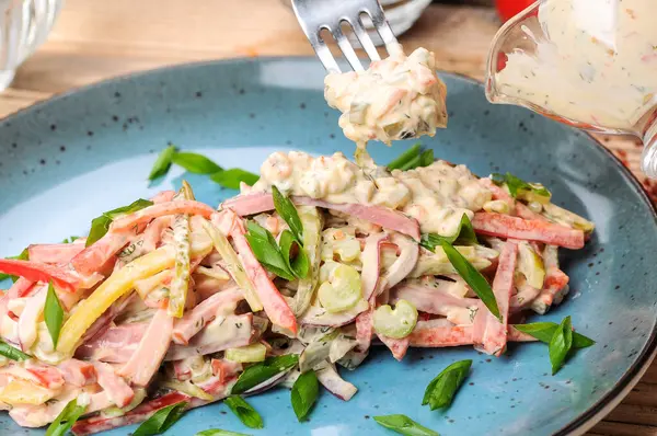 Jambonlu taze salata, soğan, salatalık ve olivier salatası.