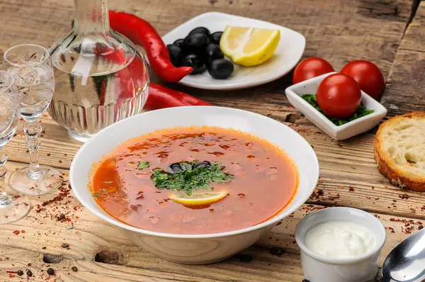 kırmızı et, krema ve sebzeli çorba 