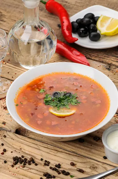 Tabakta et ve sebze ile kırmızı çorba