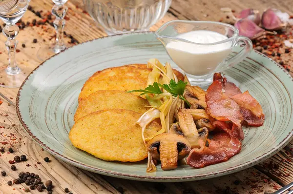 Kızarmış pastırma, patates krepli mantar.