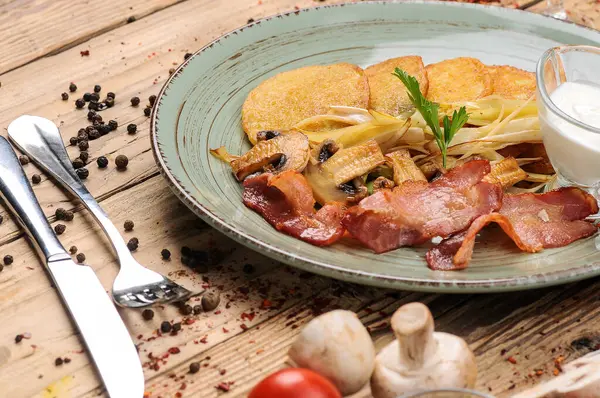 Lezzetli kızarmış pastırma, patatesli gözleme ve mantar.