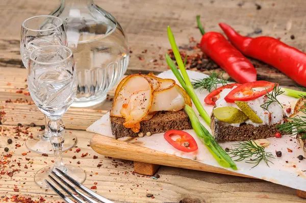 Domuz yağı, hardal, salatalık turşusu, biber ve soğanlı ekmek.