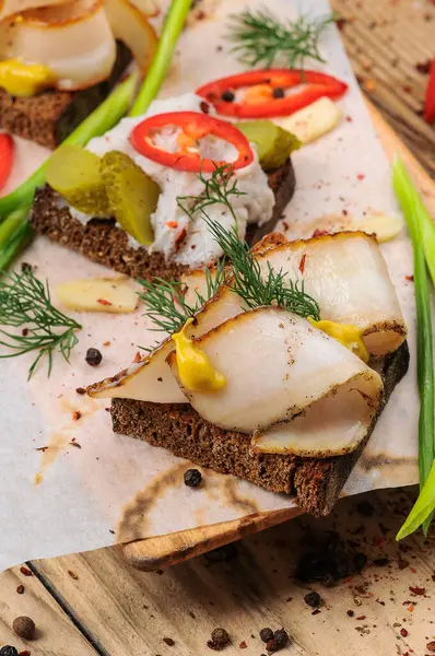 Domuz yağı, hardal, salatalık turşusu, biber ve soğanlı ekmek.