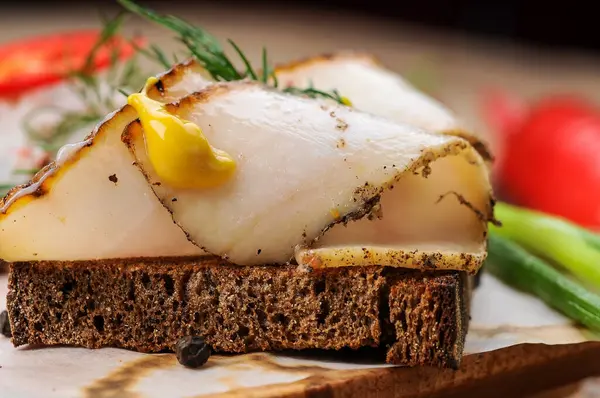 domuz yağlı ekmek, hardal ve maydanozlu arka plan, kapat