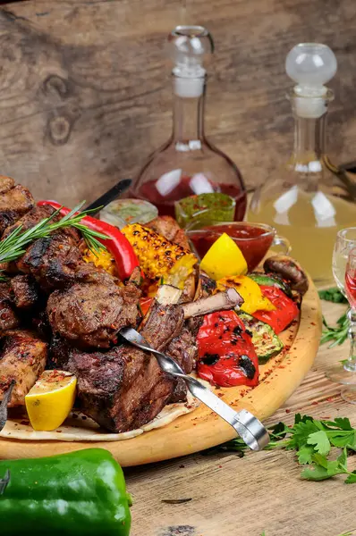 Sebzeli leziz et kebabı ve arka planda içecekler. Kapatın.