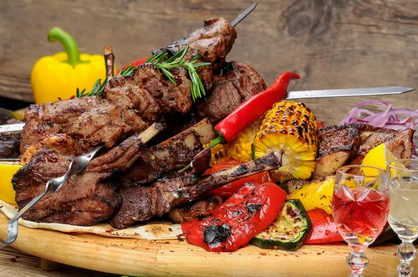 Sebzeli leziz et kebabı ve arka planda içecekler. Kapatın.