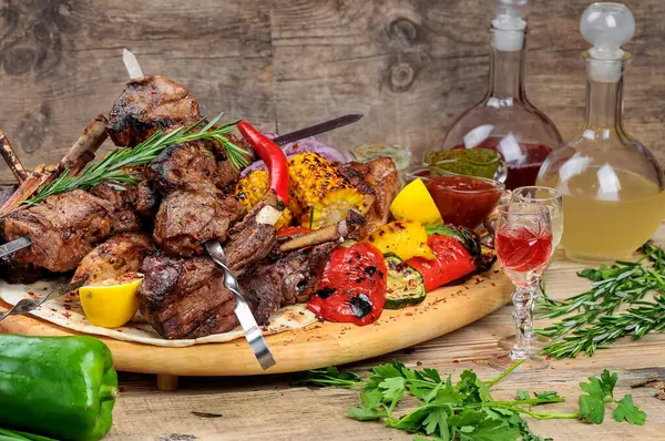 Sebzeli leziz et kebabı ve arka planda içecekler. Kapatın.