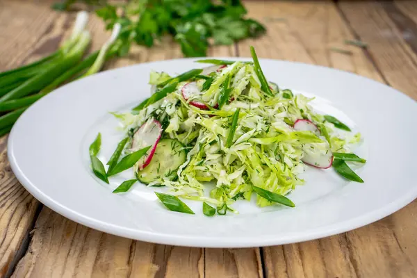 Taze lahana, turp, soğan ve maydanozlu salata.