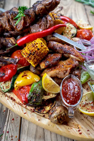 Arka planda sebzeli leziz et kebabı, kapat.