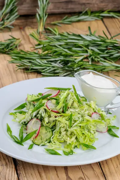 Salata taze lahana, turp, soğan, maydanoz ve ahşap zemin üzerinde biberiye.