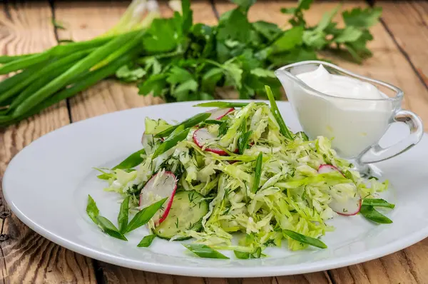 Taze lahana, turp, soğan ve maydanozlu salata.