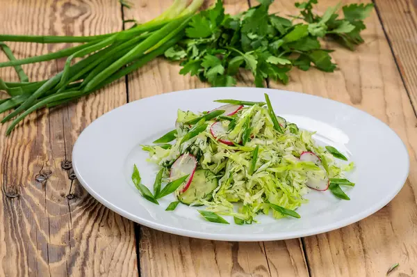 Taze lahana salatası, turp, ahşap arka planda soğan.