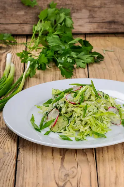 Taze lahana, turp, soğan ve maydanozlu salata.