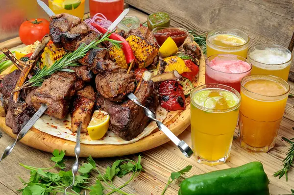 Sebzeli ve içkili kızarmış et kebabı.