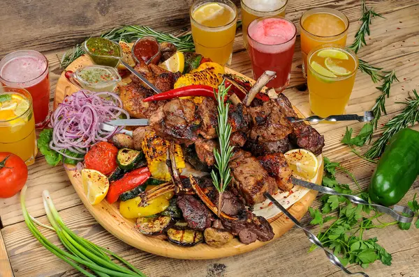 Sebzeli ve içkili kızarmış et kebabı.