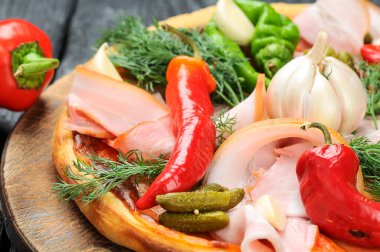 Prosciutto, dereotu, biber ve salatalık turşulu lezzetli pizza. 