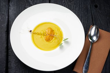 Sarı çorba kaşıkla servis edilir. 