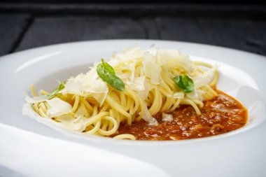 Yapraklı spagetti bolonez. 