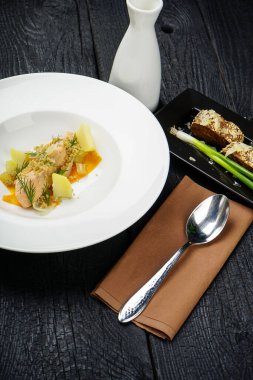 Lezzetli somon çorbası, patates ve ekmek.