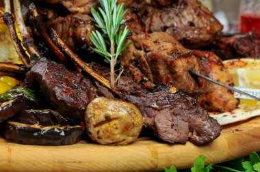  Arka planda sebzeli kızarmış et kebabı.