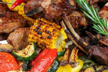  Arka planda sebzeli kızarmış et kebabı.