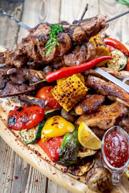  Arka planda sebzeli kızarmış et kebabı.