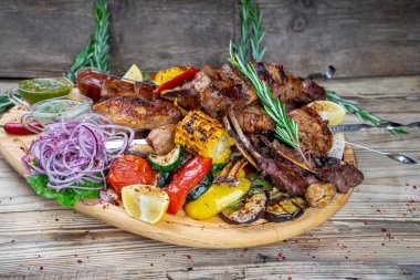  Arka planda sebzeli kızarmış et kebabı.