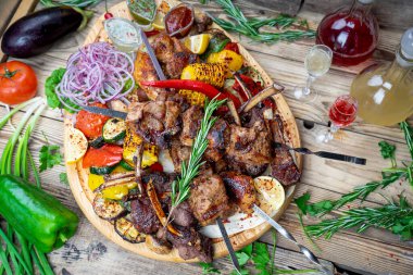 Sebzeli ve alkollü kızarmış et kebabı.