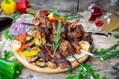 Sebzeli ve alkollü kızarmış et kebabı.