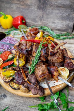  Arka planda sebzeli et kebabı, kapat