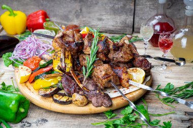 Sebzeli ve alkollü kızarmış et kebabı.