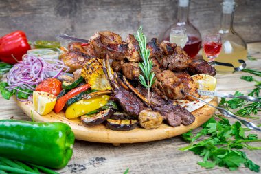 Sebzeli ve alkollü kızarmış et kebabı.