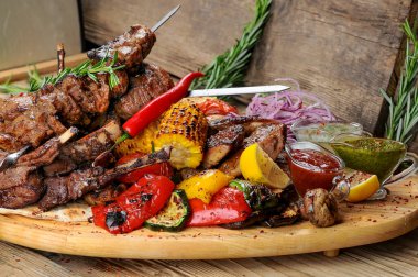 Sebzeli kızarmış et kebabı. 