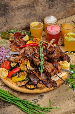 Lezzetli kızarmış et kebabı, sebzeli ve taze içecekli.