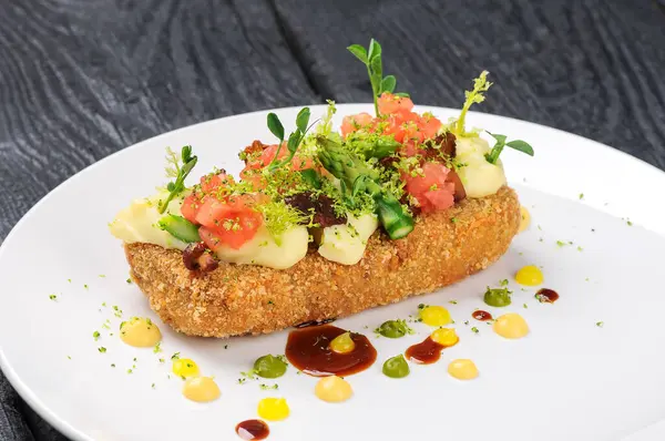 Kırmızı somon ve salata yapraklı taze sandviç.