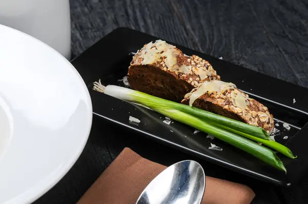 Ekmek dilimli yeşil soğan, lezzetli ve sağlıklı yemek.