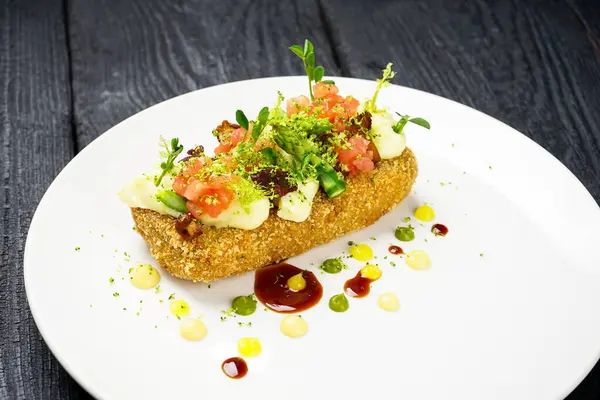 Kırmızı somon ve salata yapraklı ev yapımı lezzetli sandviç.