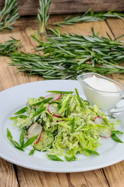 Salata taze lahana, turp, soğan ve ahşap zemin üzerinde biberiye.